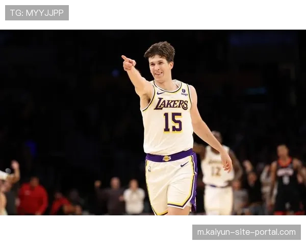 里夫斯18分湖人后卫关键得分 斯马特10分7助攻4抢断防守端全能表现